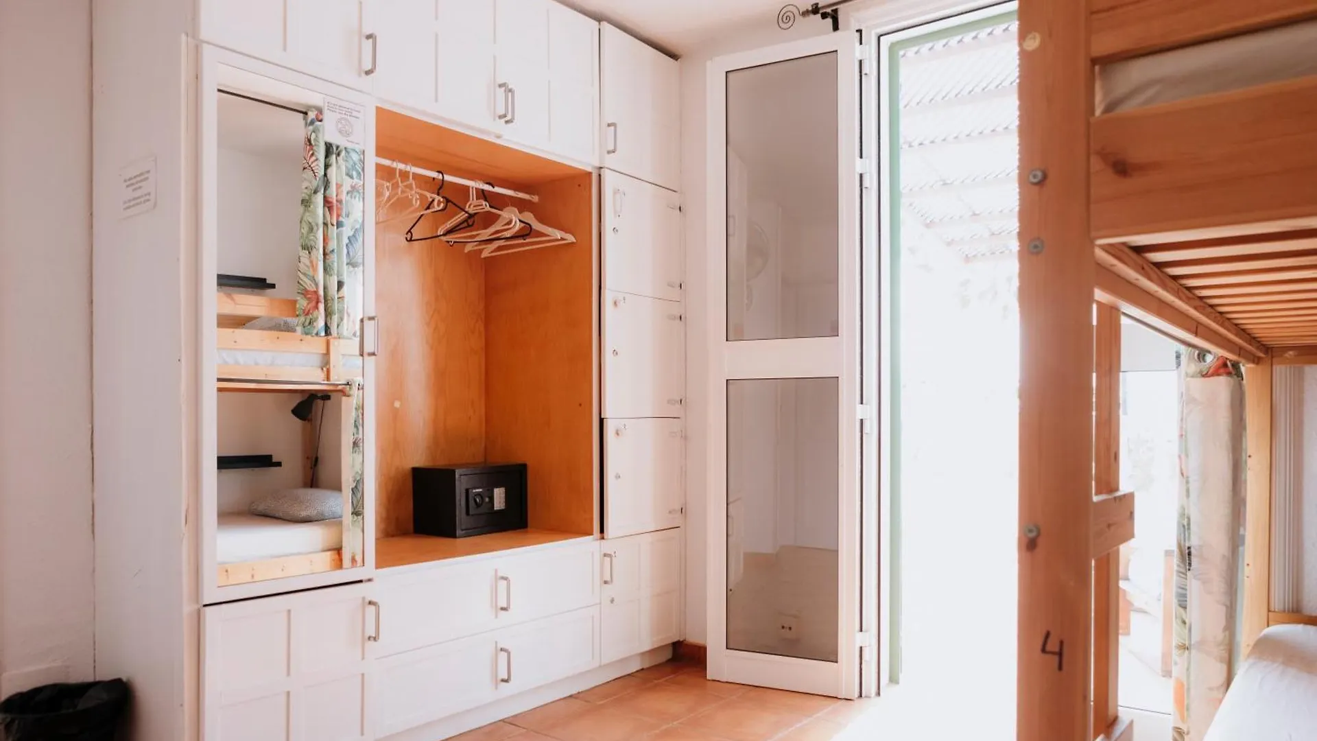 אדחה Endless Summer Hostel (Adults Only) 0*,
