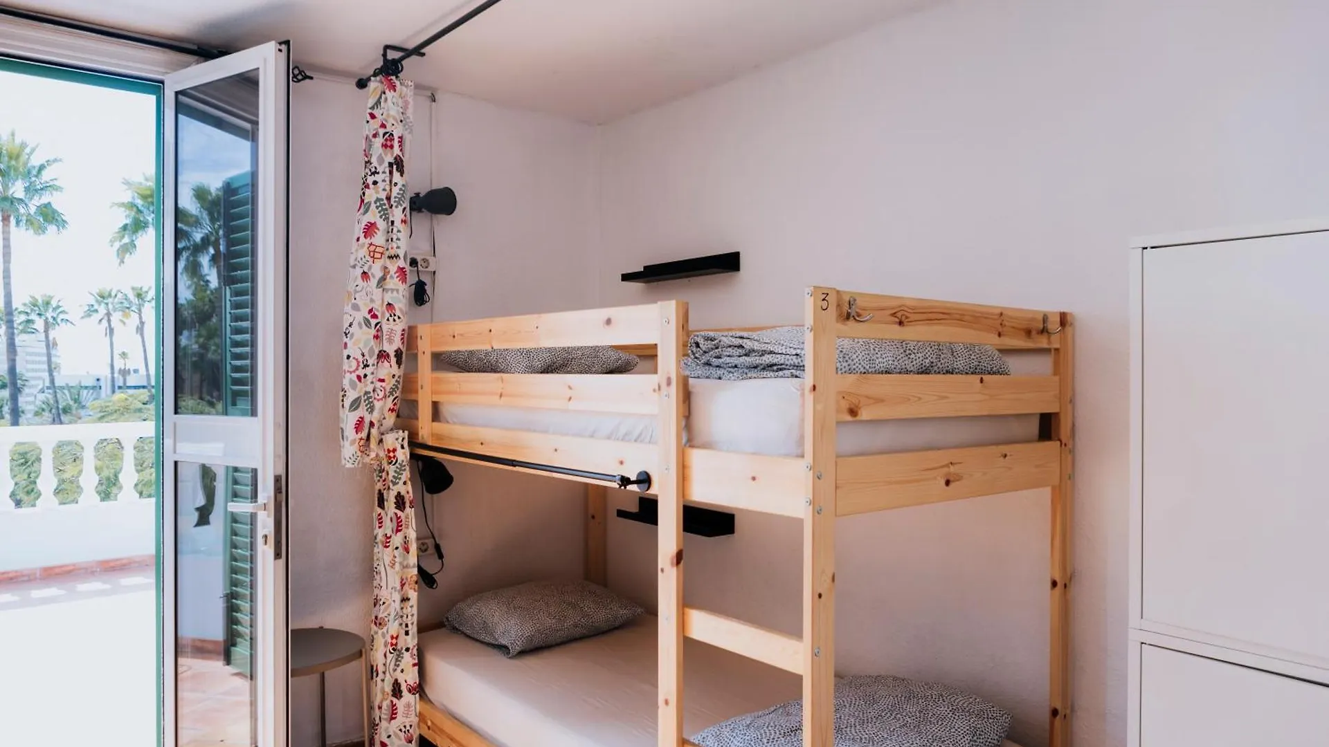 אדחה Endless Summer Hostel (Adults Only) ספרד